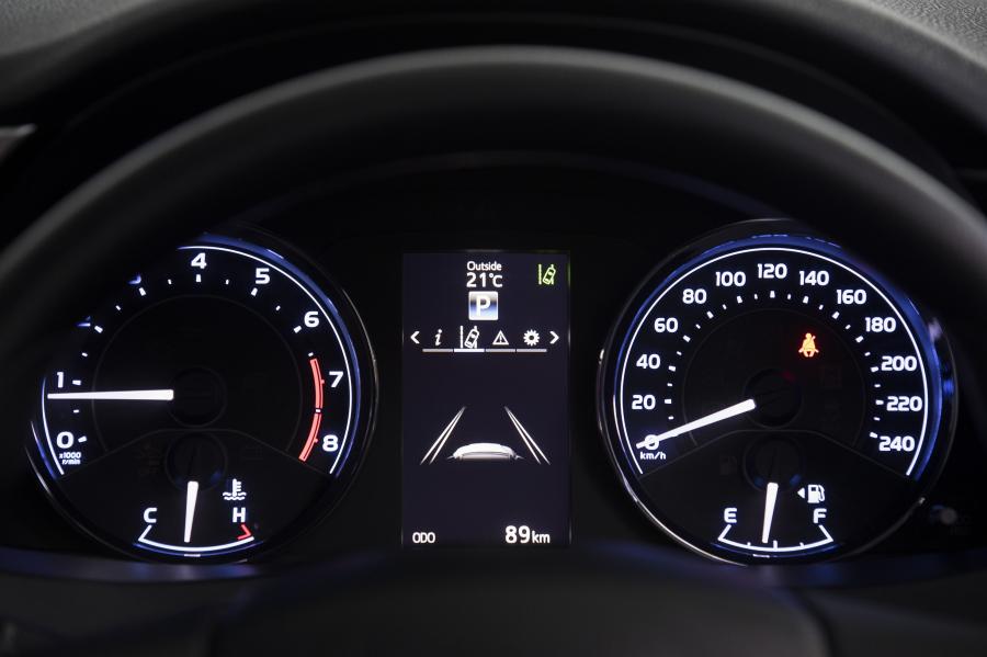 Панель приборов Toyota Corolla Sedan Ascent 2017 года  (AU) (фото 5 из 7)